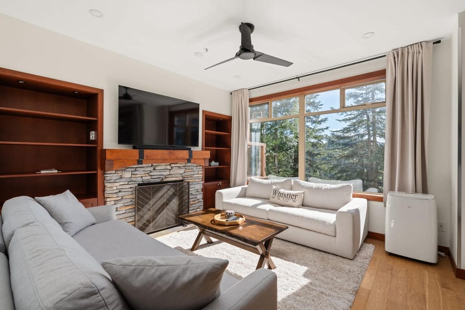 Bluffs - Luxury 2 Bed Ski in Ski out - Views! Apartment in Whistler