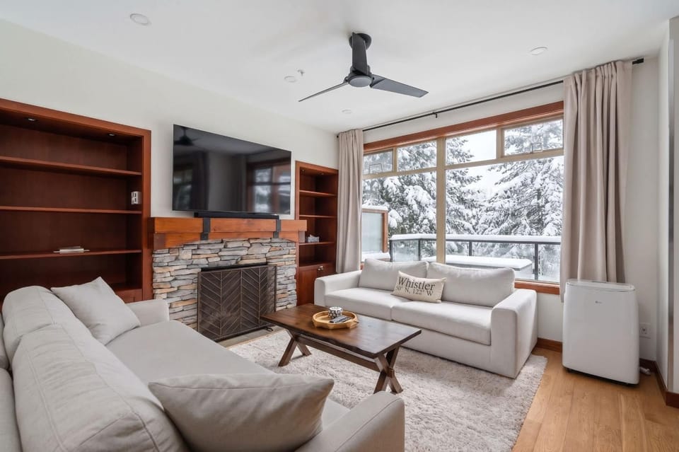 Bluffs - Luxury 2 Bed Ski in Ski out - Views! Apartment in Whistler