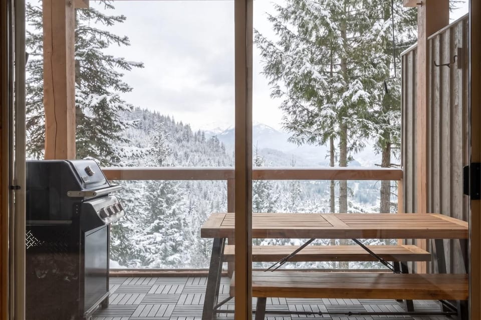 Bluffs - Luxury 2 Bed Ski in Ski out - Views! Apartment in Whistler