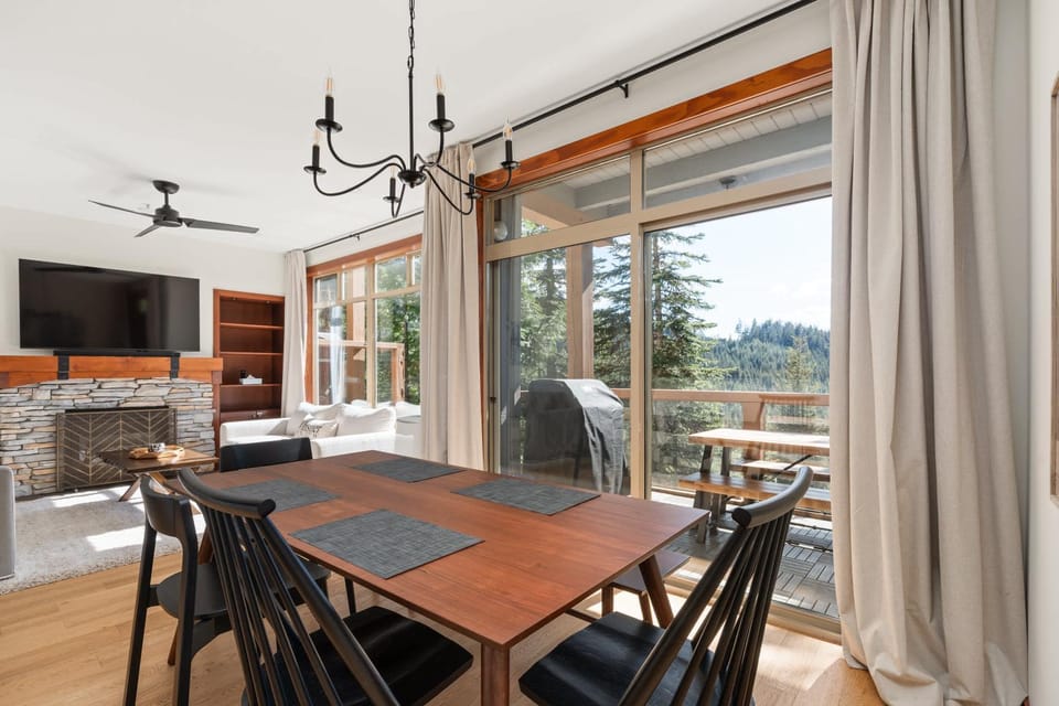 Bluffs - Luxury 2 Bed Ski in Ski out - Views! Apartment in Whistler