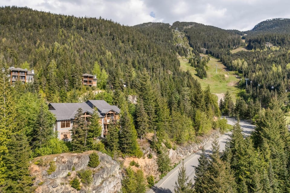 Bluffs - Luxury 2 Bed Ski in Ski out - Views! Apartment in Whistler