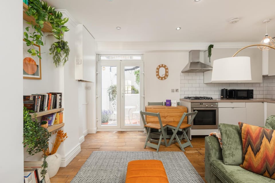 Kitchen or kitchenette, Living room, Seating area, Dining area