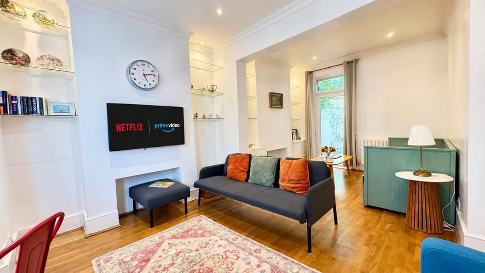 West Central London, Entire House Sleeps 9 with Parking House in London