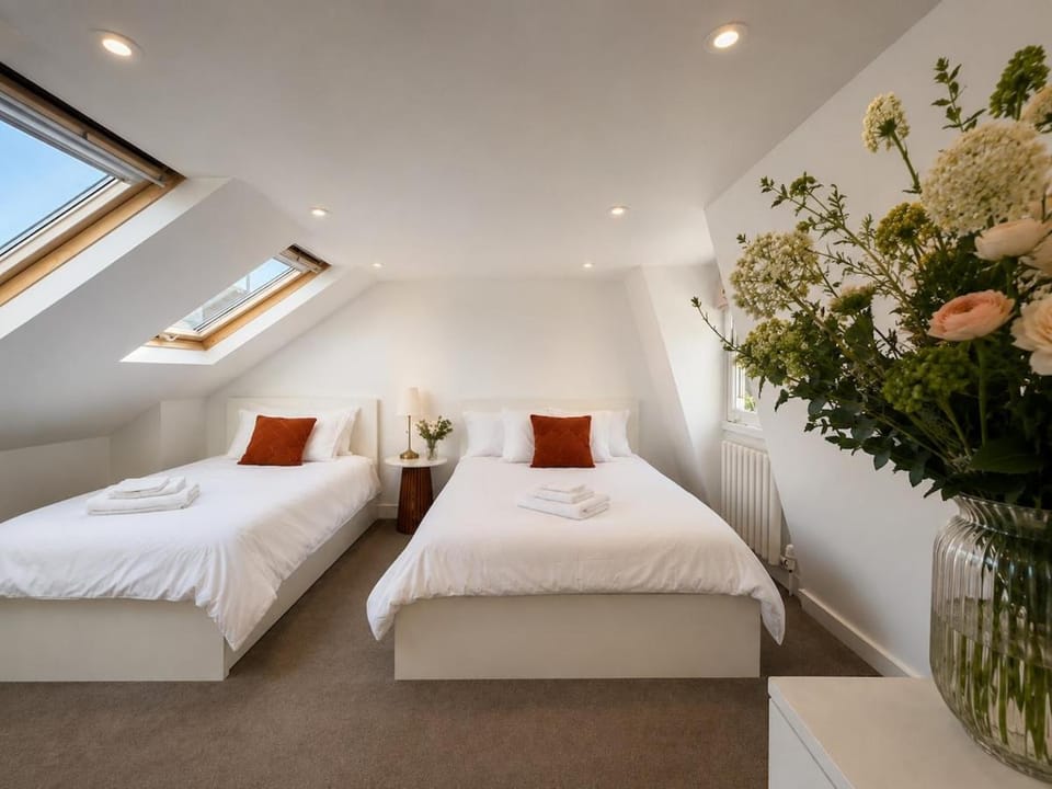 West Central London, Entire House Sleeps 9 with Parking House in London