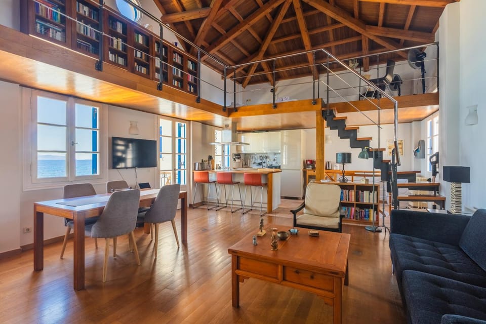 Kitchen or kitchenette, Seating area, Dining area