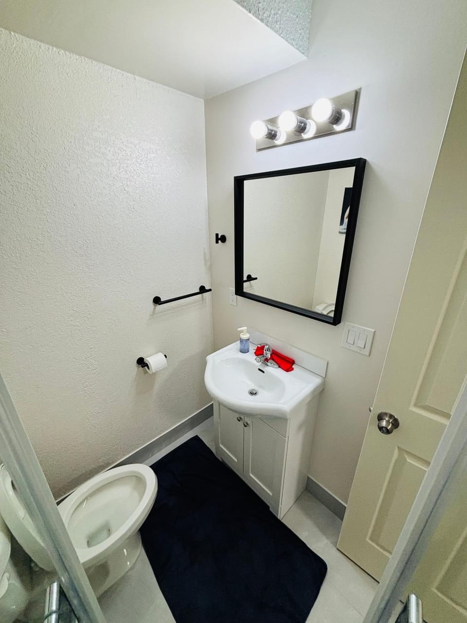 R6-Cozy Private Suit Near Metro, Private bathrm & Living Vacation rental in Burnaby