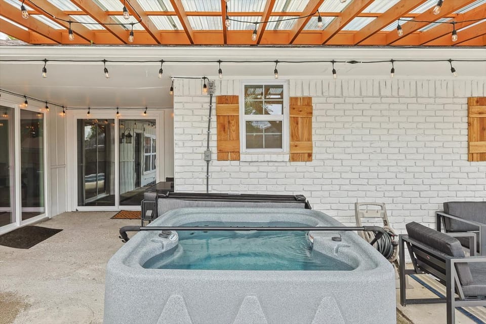 5BR Near AT&T Stadium Pool Hot Tub Mini Golf House in DeSoto