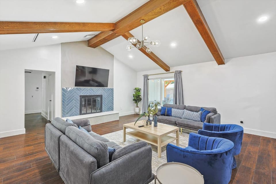 5BR Near AT&T Stadium Pool Hot Tub Mini Golf House in DeSoto