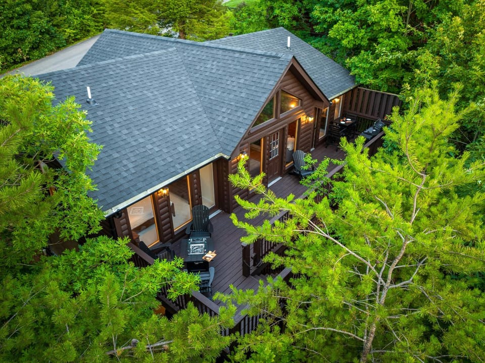 Evergreen Retreat: Fresh Remodel, Near The Island House in Pigeon Forge