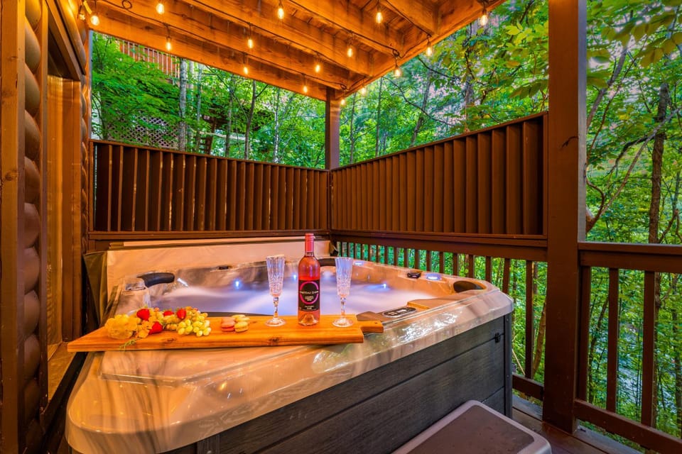Evergreen Retreat: Fresh Remodel, Near The Island House in Pigeon Forge