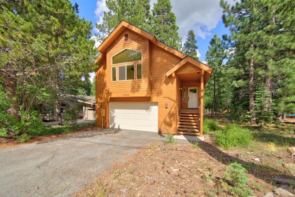 Alderwood Lodge at Tahoe Donner by Tahoe Getaways - 3BR w HOA, Fireplace & Forest Setting House in Truckee