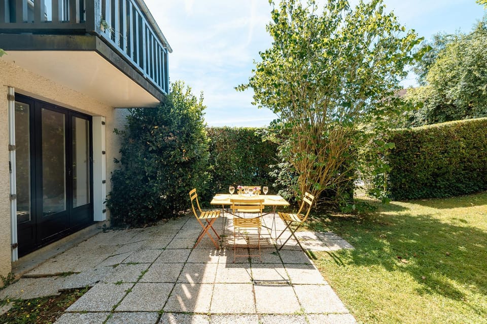 Property building, Patio, Spring, Day, Garden, View (from property/room), Balcony/Terrace, Dining area, Garden view