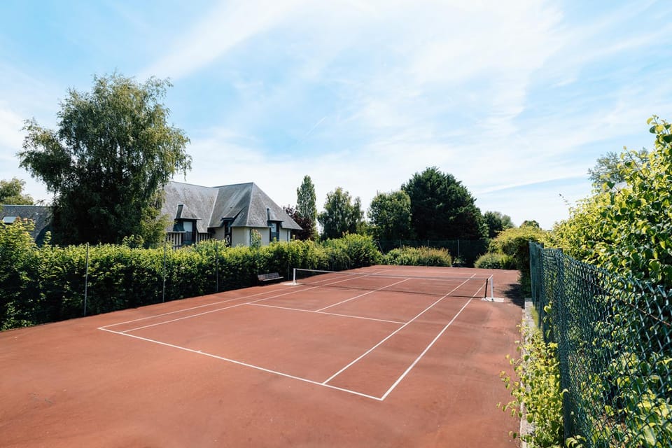 Day, Tennis court