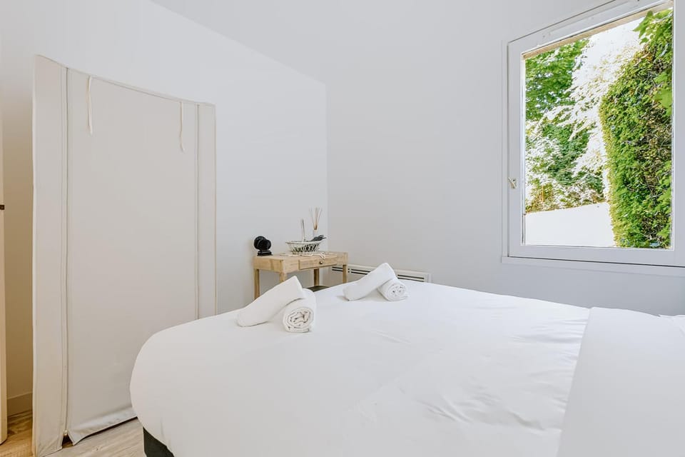 Bed, Photo of the whole room, Bedroom, towels, wardrobe