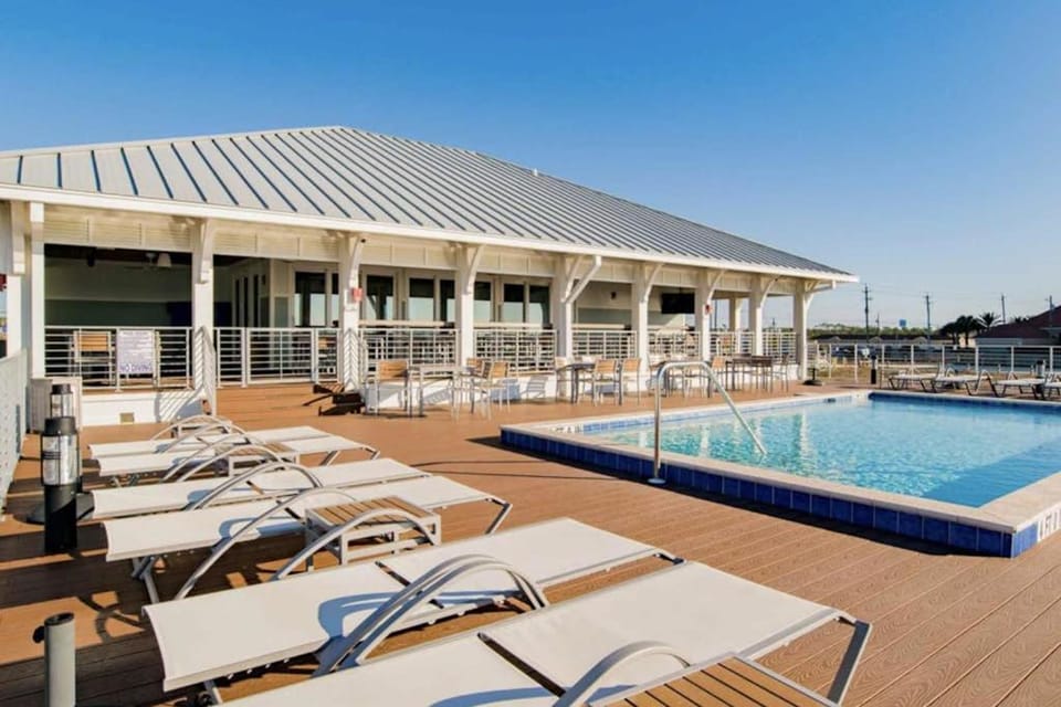 Airy townhouse with pool hot tub central AC & washerdryer - dog-friendly Villa in Perdido Key