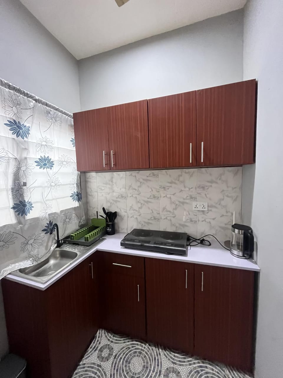 Kitchen or kitchenette, dishwasher, stove