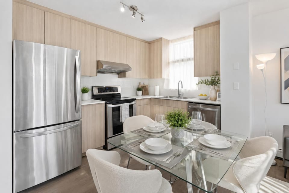 Charming 2BR Suite in Gastown Close to Waterfront SkyTrain Station Apartment in Vancouver