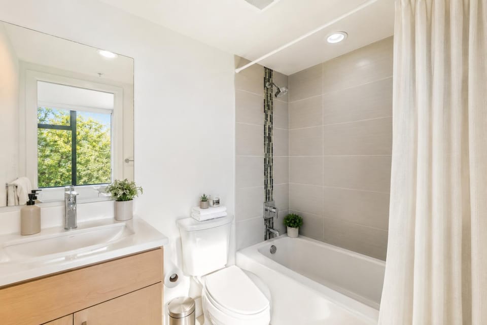 Charming 2BR Suite in Gastown Close to Waterfront SkyTrain Station Apartment in Vancouver