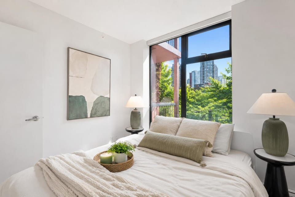 Charming 2BR Suite in Gastown Close to Waterfront SkyTrain Station Apartment in Vancouver