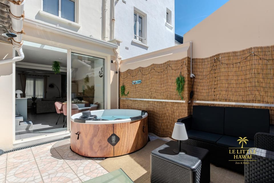 Property building, Patio, Spa and wellness centre/facilities