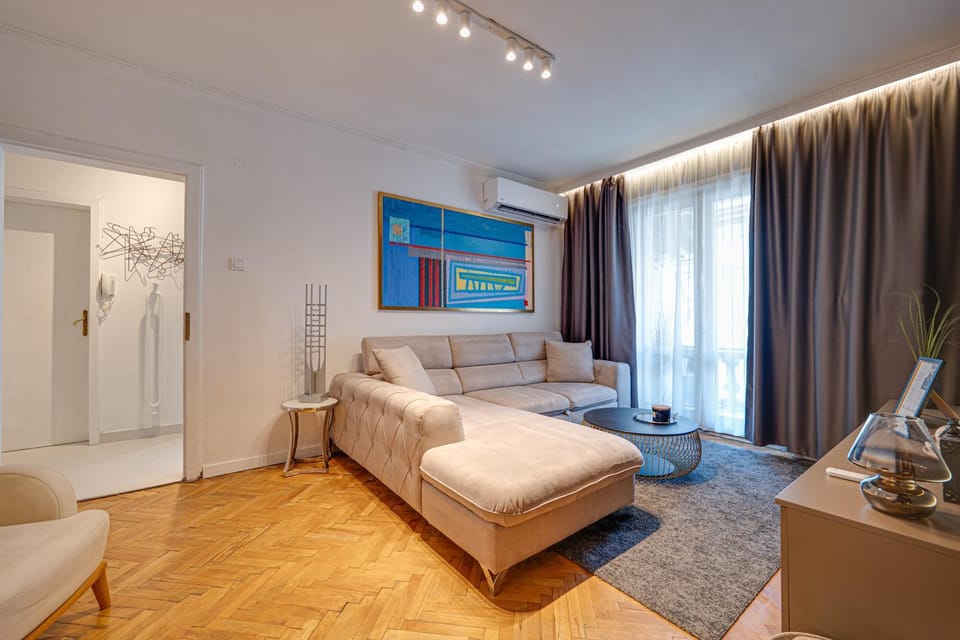 TV and multimedia, Living room, Photo of the whole room, Seating area, Bedroom