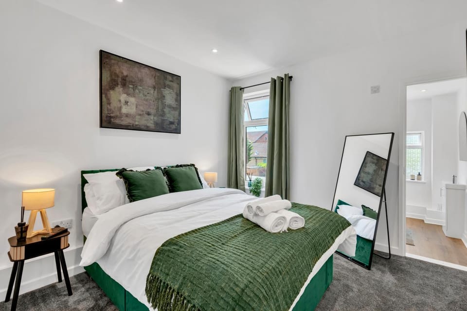 Bed, Photo of the whole room, Bedroom, towels