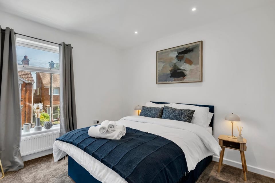 Bed, Photo of the whole room, Bedroom, towels