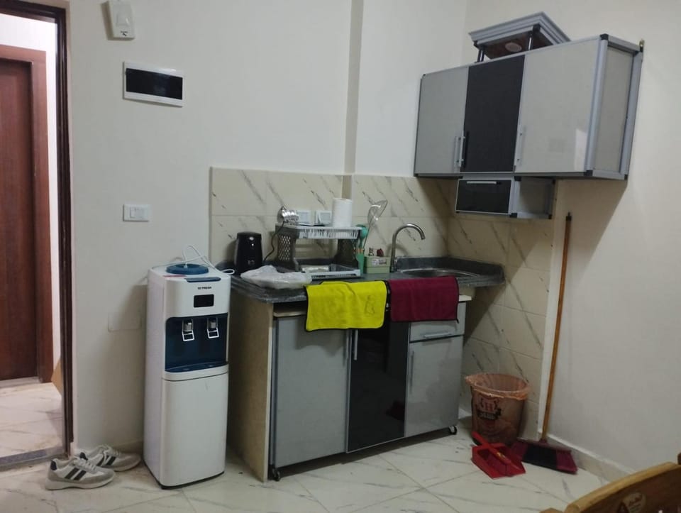 Kitchen or kitchenette, minibar, oven, stove