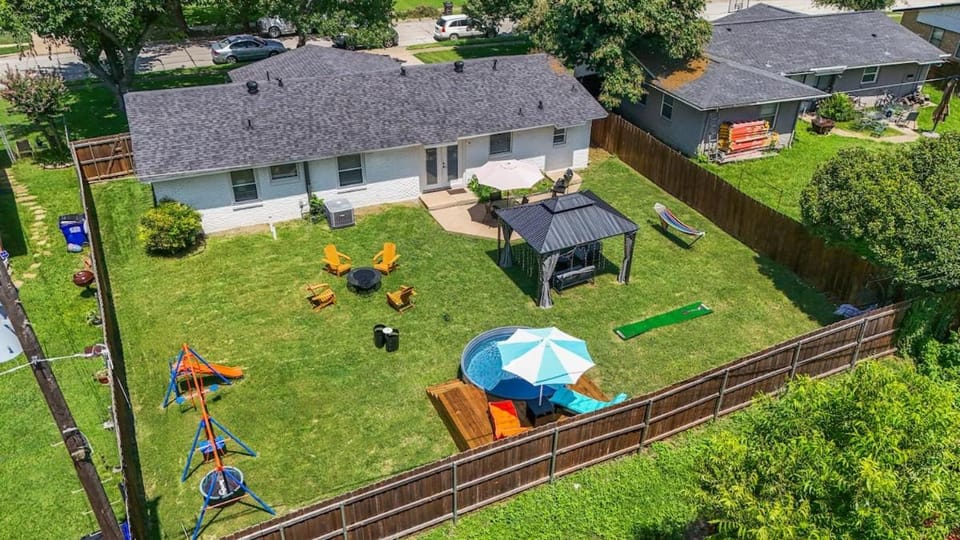 Game Room Cowboy Pool Huge backyard King Bed Villa in Farmers Branch