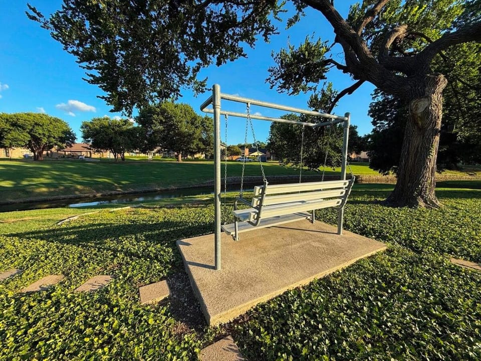 Game Room Cowboy Pool Huge backyard King Bed Villa in Farmers Branch