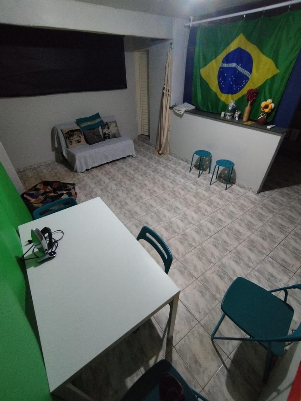 Bed, Seating area