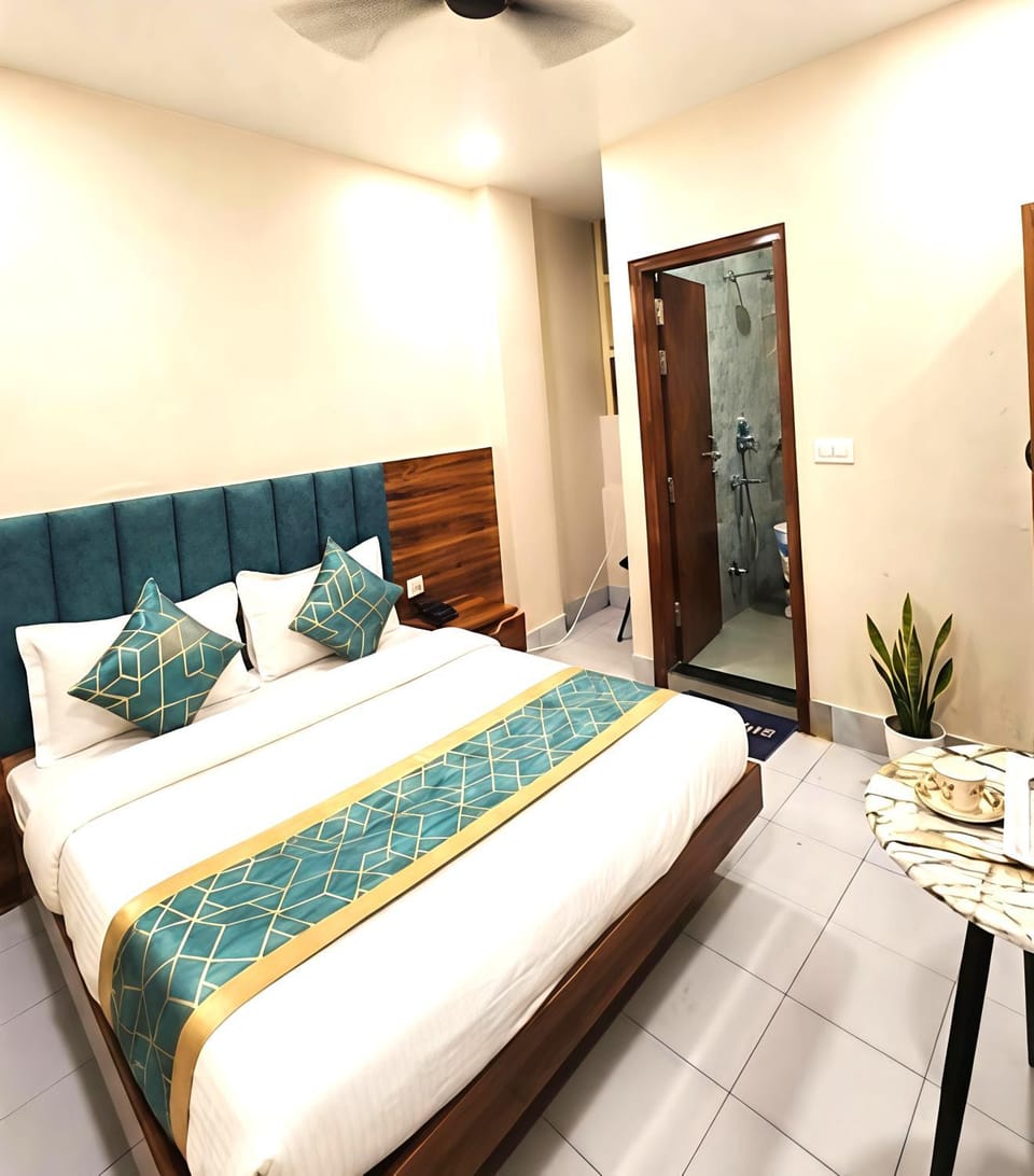 Hotel Neelam Palace in- 3 Minute From New Delhi Station And Connaught Place Hotel in New Delhi
