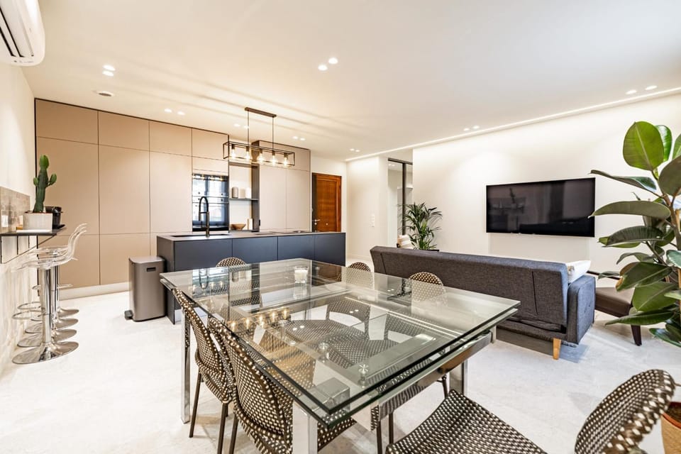 Communal lounge/ TV room, TV and multimedia, Kitchen or kitchenette, Living room, Seating area, Dining area, air conditioner