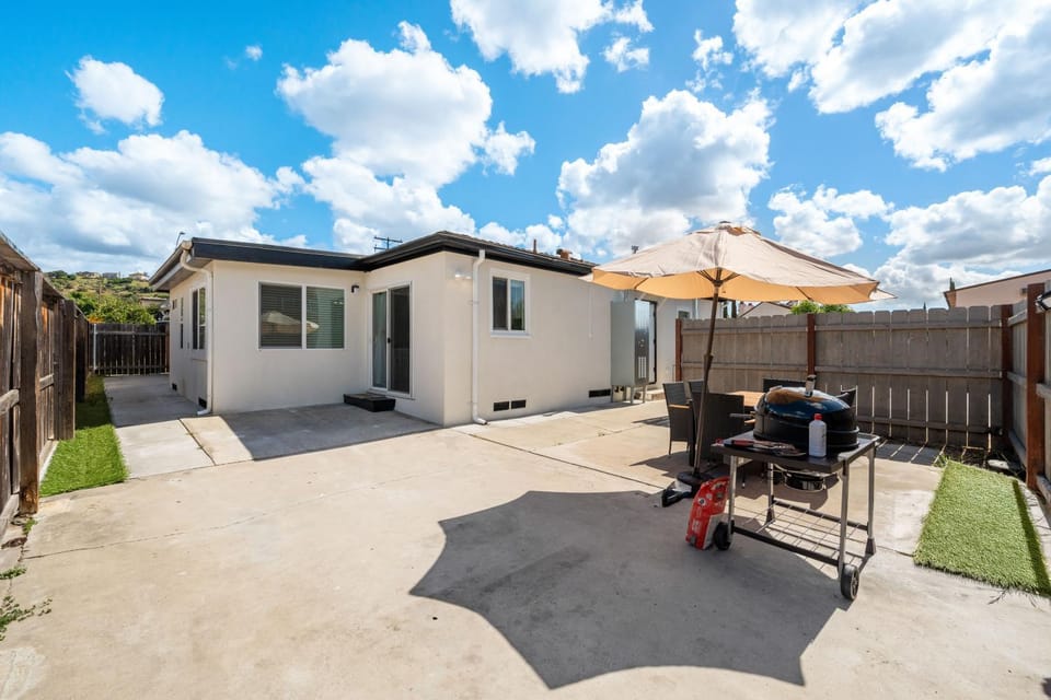 Entire Private House Ranch-Style w Gated Yard, Parking, 4 Bedroom 3 Bathrooms, Available Now House in La Mesa