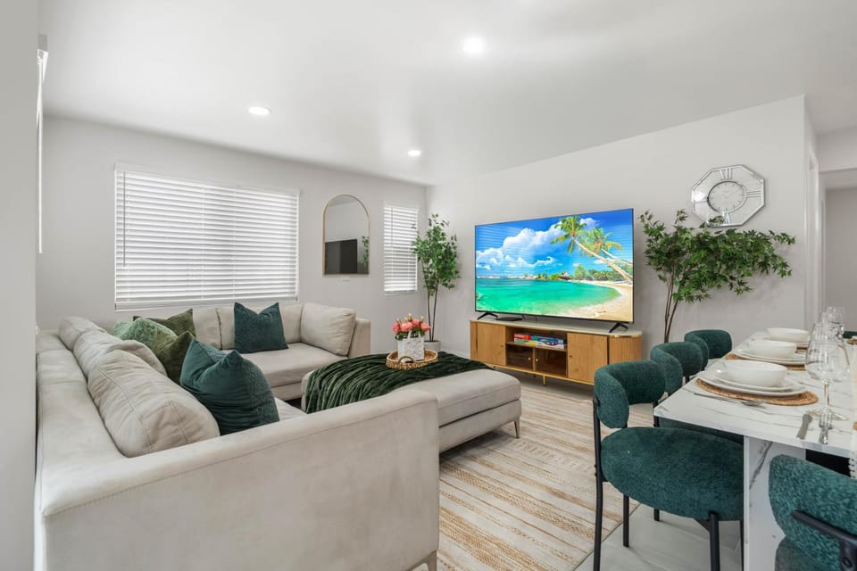 Entire Private House Ranch-Style w Gated Yard, Parking, 4 Bedroom 3 Bathrooms, Available Now House in La Mesa