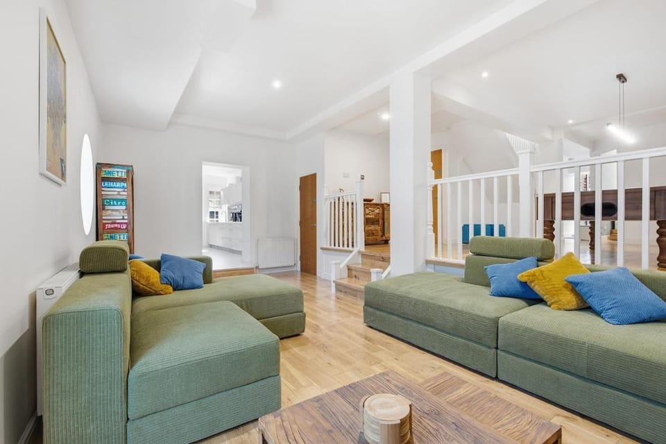 6BR Triplex | Pool Table | Rooftop Garden Apartment in Sheffield