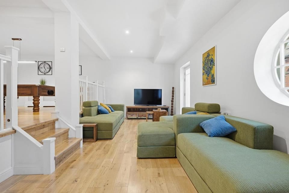 6BR Triplex | Pool Table | Rooftop Garden Apartment in Sheffield