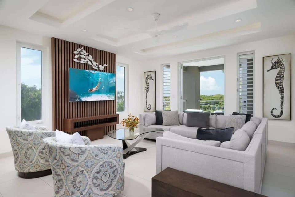 Goldfinger Villa Villa in Long Bay Hills