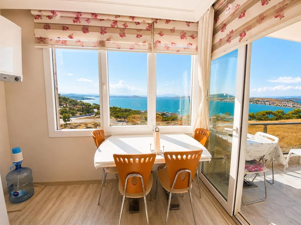 Seating area, Dining area, Sea view