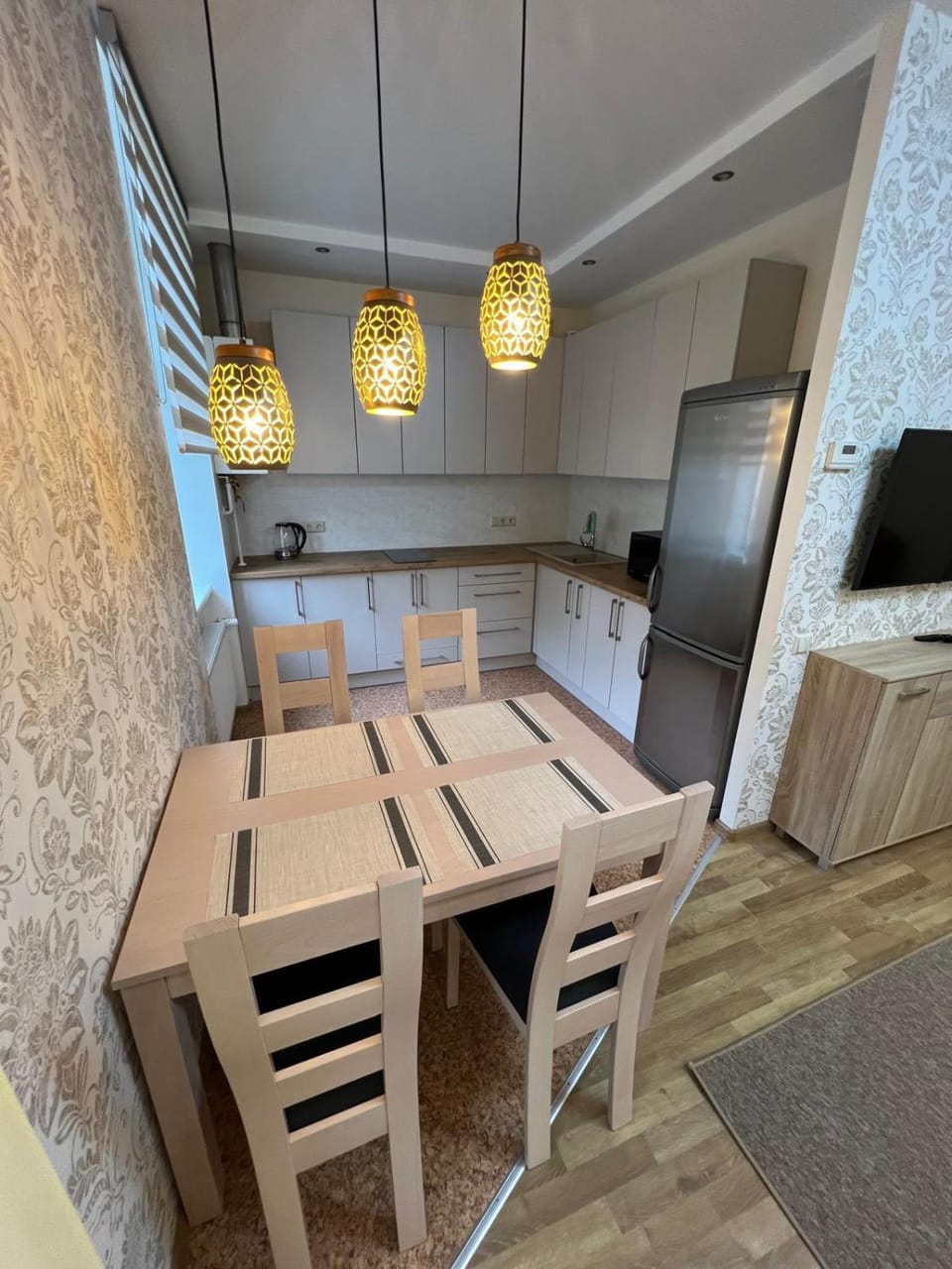 Kitchen or kitchenette, Dining area