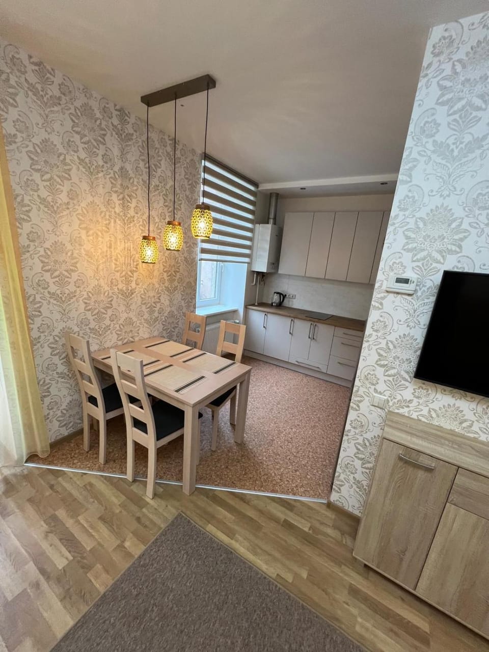 Kitchen or kitchenette, Dining area