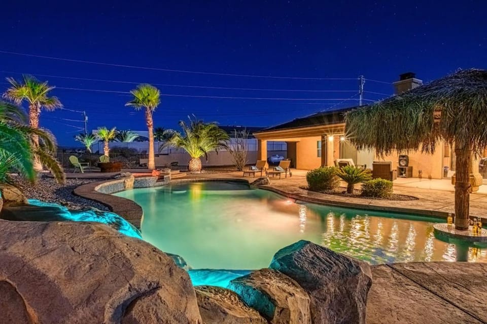 Casa Amigo - Pool, Spa, Backyard Oasis, Parking Villa in Lake Havasu City