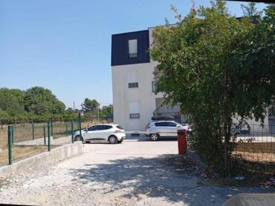 Neighbourhood, Location, Parking