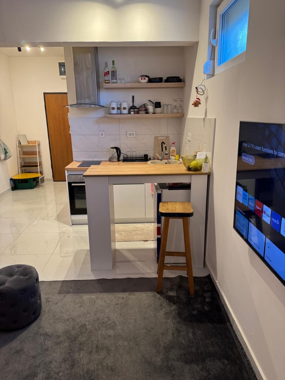 Kitchen or kitchenette, oven, pet friendly, stove