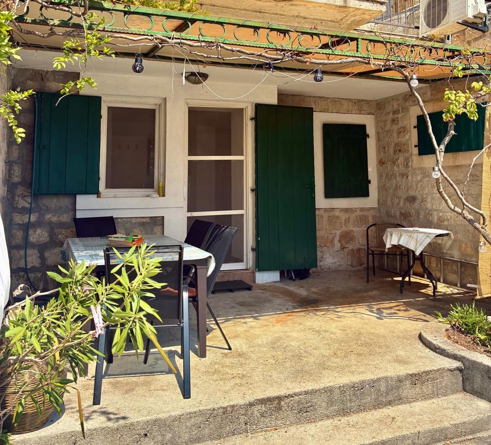 Sea to see Apartment in Kotor Municipality