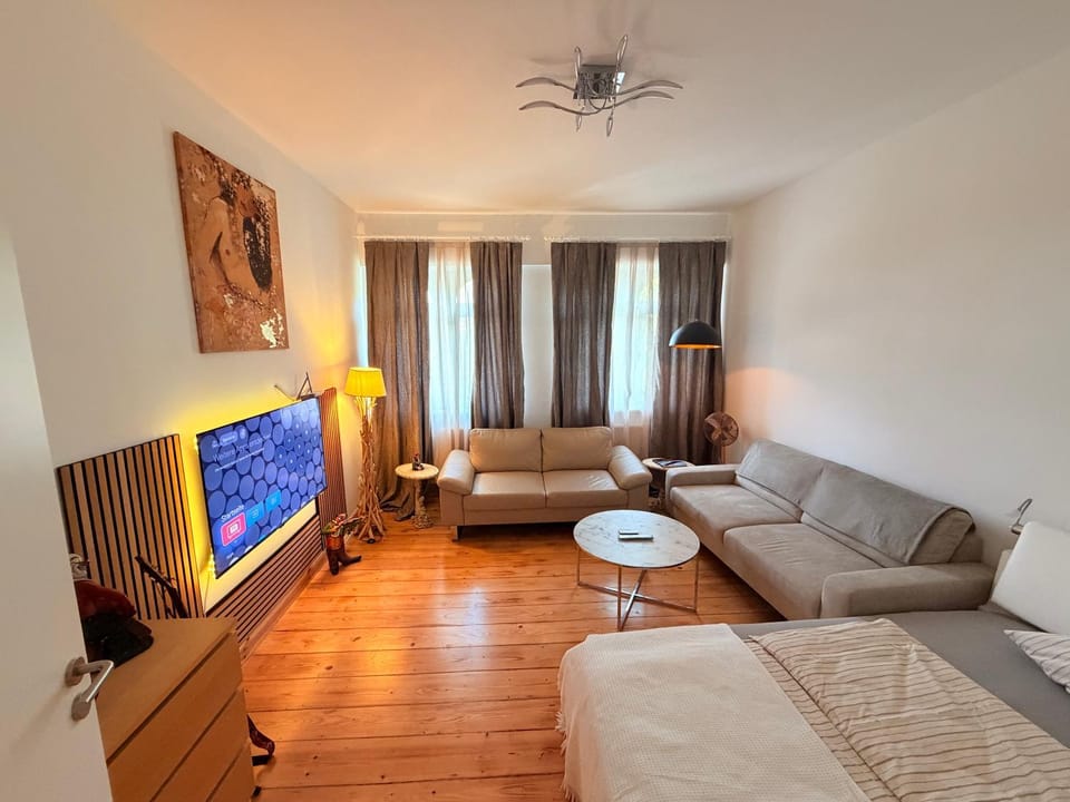Communal lounge/ TV room, Bed, TV and multimedia, Living room, Photo of the whole room, Seating area, Bedroom