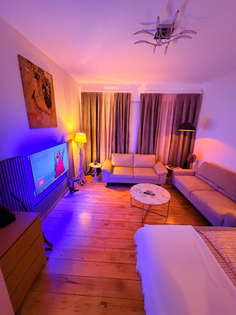 Bed, TV and multimedia, Photo of the whole room, Seating area, Bedroom
