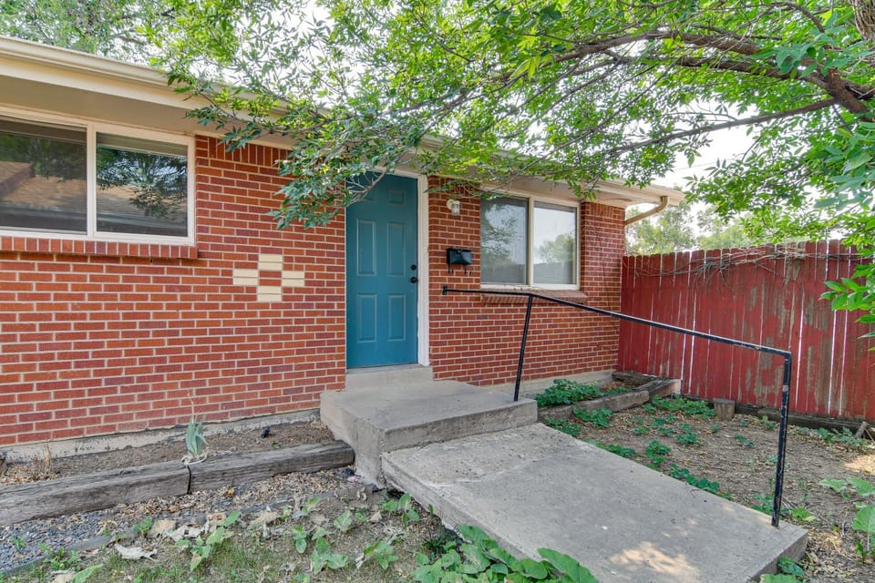 12 Mi to Red Rocks, Dtwn Denver! Townhome w/ Patio House in Arvada