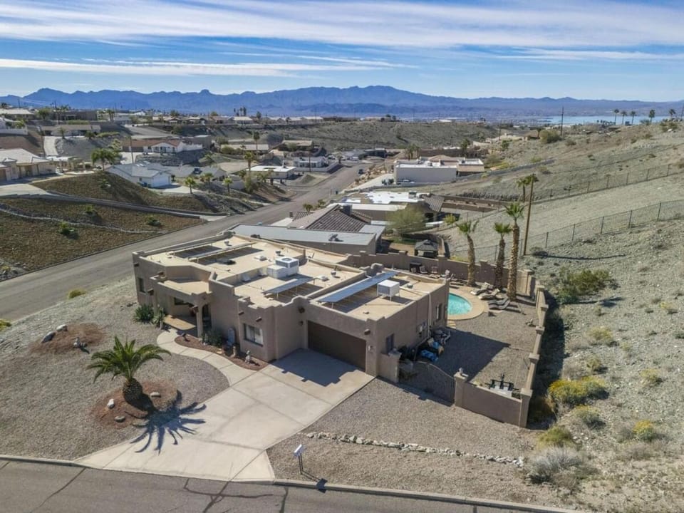 Villa Palmas - Pool, Comfort, Parking, ProjectorTV Villa in Lake Havasu City