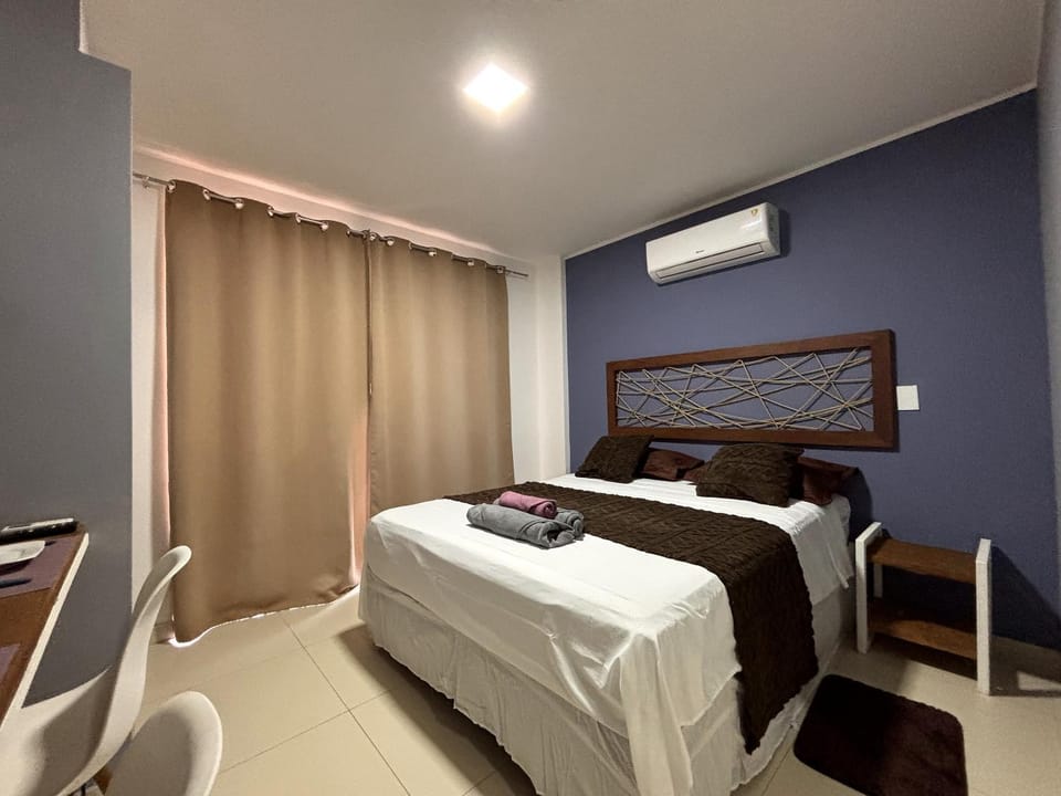 Bed, Living room, air conditioner